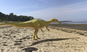 Recreación artística de un ejemplar de una nueva especie de dinosaurio, un espinosaurio bípedo y carnívoro cuyos primeros restos fósiles han aparecido en un yacimiento de la localidad castellonense de Cinctorres