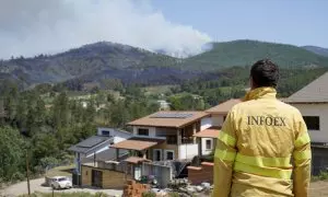 Un hombre observa el humo del fuego que afecta a la población de Pinofranqueado, a 18 de mayo de 2023.