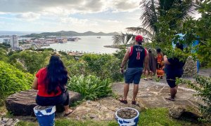 19/05/2023 - La gente mira hacia el paseo marítimo desde Vierge du Pacifique en Noumea, después de que un terremoto azotara la isla, a 19 de mayo de 2023.