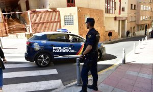 Un agente y vehículo de Policía Nacional participan en un operativo policial, a 24 de abril de 2023, en Ceuta.