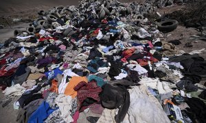 Montañas de ropa apilada en el desierto de Atacama, en Chile, a 15 de noviembre de 2022.