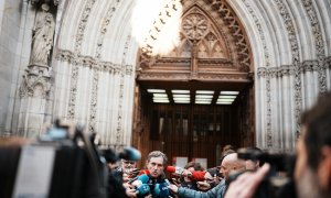 El obispo de Bilbao, Joseba Segura, realiza declaraciones a su llegada a la celebración de una misa solemne para «pedir perdón» a las víctimas de abusos de la iglesia, a 24 de marzo de 2023, en Bilbao. Archivo.