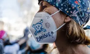 Una sanitaria con una mascarilla durante una manifestación para reclamar mejoras en el primer nivel asistencial, a 15 de marzo de 2023, en Madrid.