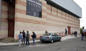 El pabellón Adolfo Suárez de Moraleja (Cáceres) se ha convertido en el principal punto de acogida de los evacuados, en total, más de 700 personas a los que la cercanía de las llamas les echó de su casa y sus pueblos en plena madrugada.