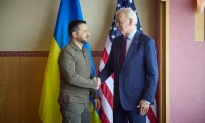 El presidente de Estados Unidos, Joe Biden, estrecha la mano del mandatario ucraniano, Volodimir Zelenski, durante la cumbre del G7 que tiene lugar en Hiroshima (Japón), a 21 de mayo de 2023