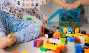 Un niño jugando con un kit de construcción