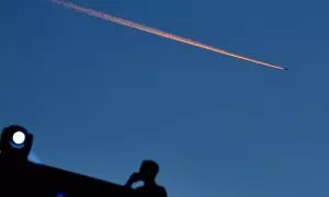 Imagen de archivo de un avión que deja una estela de condensación en el cielo.