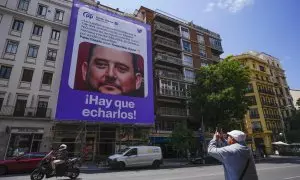 La lona instalada por Podemos en Madrid con la imagen del hermano de Isabel Díaz Ayuso, Tomás Díaz Ayuso, a 19 de mayo de 2023.