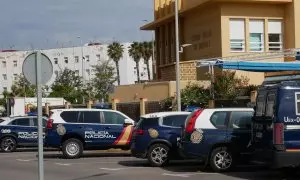 En la imagen varios vehículos policiales durante la operación policial en Melilla tras la investigación por fraude electoral, a 23 de mayo de 2023.