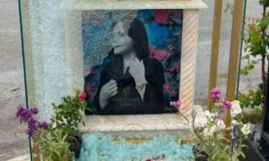 La tumba de Masha Amini aparece con el cristal roto por personas todavía sin identificar.