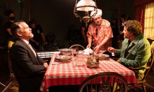 Pedro Almódovar junto a Ethan Hawk y Pedro Pascal en el rodaje de la película.