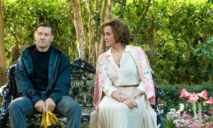 Joel Edgerton y Sigourney Weaver en una escena de la película 'El maestro jardinero' de Paul Schrader. — CEDIDA