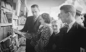 Rafael Giménez Siles, en la Feria del Libro de Madrid, en 1935.