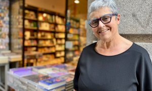 26/05/2023 - Eva Orúe, primera mujer en ocupar el cargo de directora de la Feria del Libro de Madrid, junto al escaparate de una librería, a 18 de mayo.