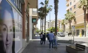 Vista de la sede de Coalición por Melilla (CPM) y de una oficina de Correos (d), custodiada por la Policía, este jueves 25 de mayo de 2023 en Melilla.