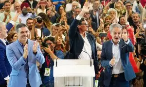 El presidente del Gobierno, Pedro Sánchez (i), el expresidente Jose Luis Rodríguez Zapatero (d), el líder del PSC, Salvador Illa (c), y el candidato a la Alcaldía de Barcelona, Jaume Collboni, al inicio del acto de cierre de campaña de las elecciones del
