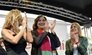 (I-D) La vicepresidenta segunda del Gobierno y líder de Sumar, Yolanda Díaz, la alcaldesa de Barcelona y candidata a la reelección por Barcelona Comú, Ada Colau, la líder de los comuns en el Parlament de Catalunya, Jéssica Albiach, durante el acto de cier