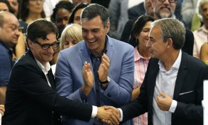 El presidente del Gobierno, Pedro Sánchez (c), el expresidente Jose Luis Rodríguez Zapatero (d), y el lider del PSC, Salvador Illa (i), durante el acto de cierre de campaña de las elecciones del 28M . EFE/Enric Fontcuberta