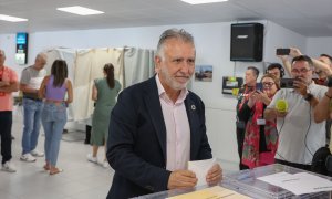 El presidente del Gobierno de Canarias, Ángel Víctor Torres, ejerce su derecho al voto este 28M.