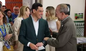 El presidente del PP andaluz y de la Junta, Juanma Moreno y el alcalde de Málaga, Francisco de la Torre, este domingo.