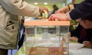 Una persona vota en un colegio electoral, a 28 de mayo de 2023, en Madrid (España).