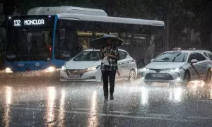 La lluvia obliga a cortar varias carreteras y líneas de metro en Madrid.