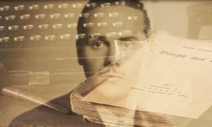 Fotograma de la película documental "Luis Cernuda, el habitante del olvido" en el que aparece una fotografía de Luis Cernuda con el fondo de un libro y una máquina de escribir.