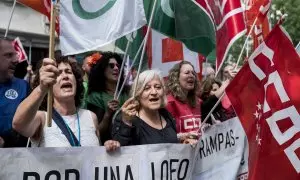 Funcionarios de justicia con pancartas durante una concentración de funcionarios de Justicia, frente a la sede del PSOE en la calle Ferraz, a 30 de mayo de 2023, en Madrid