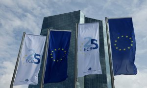 Bandera de la UE y banderolas con el logo conmemorativo del 25 aniversario del BCE, de su sede en Fráncfort. — Daniel Roland / AFP