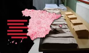 30/05/2023 Mapa de abstención por municipios y un gráfico sobre una imagen de las papeletas para votar este 28M en la mesa de un colegio electoral.