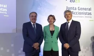 De izq. a der., el consejero delegadosaliente de Cellnex, Tobías Martínez, la presidenta, Anne Bouverot, y el nuevo consejero delegado, Marco Patuano, en la junta de accionistas de la compañía.