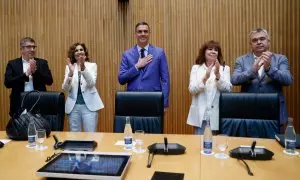 El presidente del Gobierno, Pedro Sánchez, agradece los aplausos de los senadores y diputados del PSOE, incluidos el diputado Santos Cerdán (d), la senadora Cristina Narbona (2d), el portavoz en el Congreso Patxi López (i), y la ministra de Hacienda, Marí