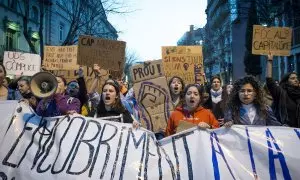 Miles de mujeres protestan con carteles durante la manifestación convocada por 8M en Girona.