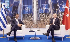 El primer ministro griego, Kyriakos Mitsotakis, y del presidente de Turqía, Recep Tayyip Erdogan, en un encuentro bilateral en el marco de la cumbre de la OTAN en Bruselas, en junio de 2021