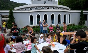 20/02/2023 - Los niños son atendidos en una iglesia evangélica en el distrito de Juquehy en Sao Sebastiao, estado de Sao Paulo, Brasil, a 20 de febrero de 2023.