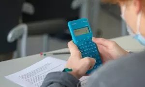 Foto de archivo. Un alumno de la Facultad de Ciencias económicas de la Universidad CEU San Pablo utiliza su calculadora durante un examen, a enero de 2022