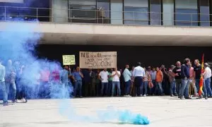 Decenas de manifestantes entran a la fuerza en la Delegación Territorial de la Junta de Castilla y León en Salamanca durante una concentración de ganaderos, a 5 de junio de 2023.