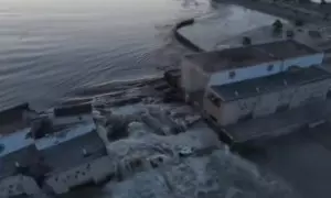 Captura de un vídeo difundido en redes sociales del agua saliendo sin control por la presa destruída en Jersón (Ucrania) este 6 de junio de 2023.