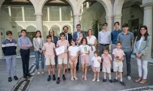 La familia premiada, los Cuevas Benítez, junto a los representantes de la Junta de Andalucía, Antonio Granados y Matilde Ortiz.