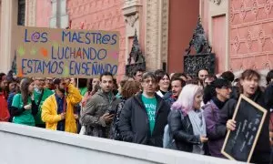 Médicos y profesores se reúnen durante una protesta frente a la Consejería de Educación, a 26 de mayo de 2023, en Madrid (España).