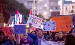 Cientos de personas durante una manifestación con motivo del Día Internacional de la Mujer, a 8 de marzo de 2023, en Las Palmas de Gran Canaria, Gran Canaria, Canarias, (España).