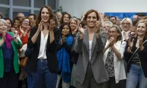 Las portavoces de Más Madrid, Mónica García (d) y Rita Maestre, aplauden el acuerdo mayoritario para confluir con Sumar este 7 de junio de 2023.