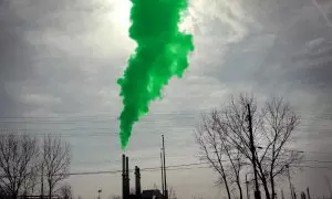 El humo sale de una central eléctrica alimentada con carbón el 1 de febrero de 2019 en Romeoville, Illinois.