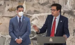 El presidente del Gobierno, Pedro Sánchez, observa la intervención del nuevo jefe de Gabinete de la Presidencia, Óscar López Águeda, en el acto de toma de posesión celebrado en julio de 2021.