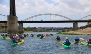 11/06/2023 - Activistes de la PDE recorrent en piragua el riu Ebre.