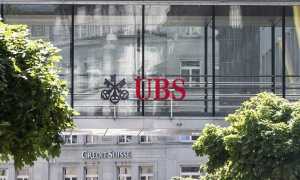 Los logos de los bancos suizos UBS y Credit Suisse, en sendas oficinas en Zurich (Suiza). EFE/EPA/ENNIO LEANZA