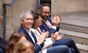 Els ja exconsellers Josep González Cambray, Teresa Jordà i Juli Fernández aplaudint durant la presa de possessió dels seus successors
