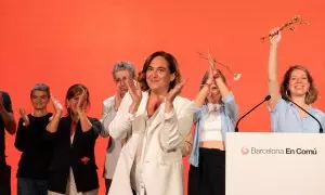 La alcaldesa de Barcelona y candidata de BComú a la reelección, Ada Colau, aplaude durante el seguimiento de la jornada electoral en la sede de BComú, a 28 de mayo de 2023, en Barcelona, Cataluña (España).