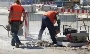 Foto de archivo, dos trabajadores en una obra.