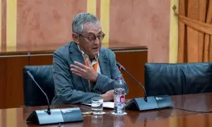 El biólogo Miguel Delibes en el Parlamento andaluz.